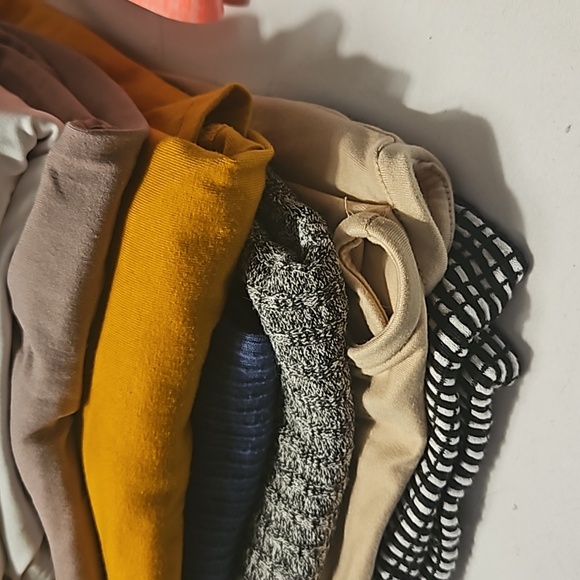 Womens size medium tops and bottoms, 13 pieces - Picture 3 of 10